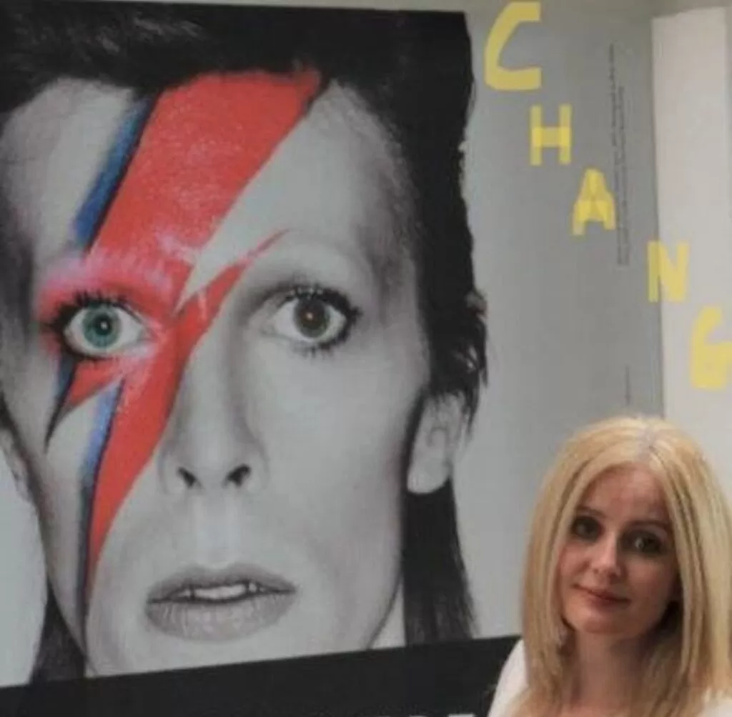 Maria Vaske vor einem Porträt von David Bowie
